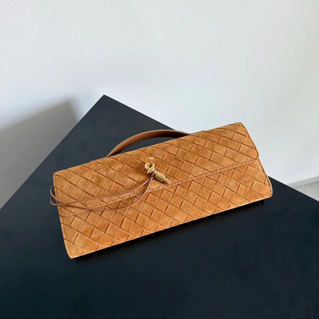 The batch of 1680 BV Andiamo evening handbags has been heavily planted again~ The designer aesthetics in the era of economic downturn are back. I fall in love with it at first sight and can't put it down. It's so beautiful and full of aura. The shape and texture are very competitive. It's light in weight and has sufficient capacity. It's a must-have for fashionistas. It's suitable for many occasions, minimalist, high-end and light luxury. Model No.: 741511 Size: 31*13*3cm